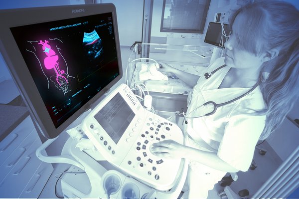 Neonatologie_Projekt_Sallier_ICCAS junge Frau an medizinischem Gerät mit Monitor