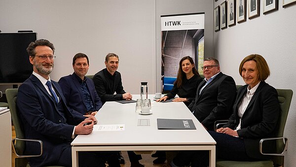 Urkundenübergabe im Büro des Rektors am 6.2.2025 sechs Personen sitzen an einem Tisch