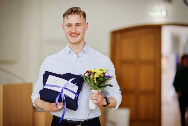 Preisträger Konrad Sehnert freut sich sichtlich über die Auszeichnung.