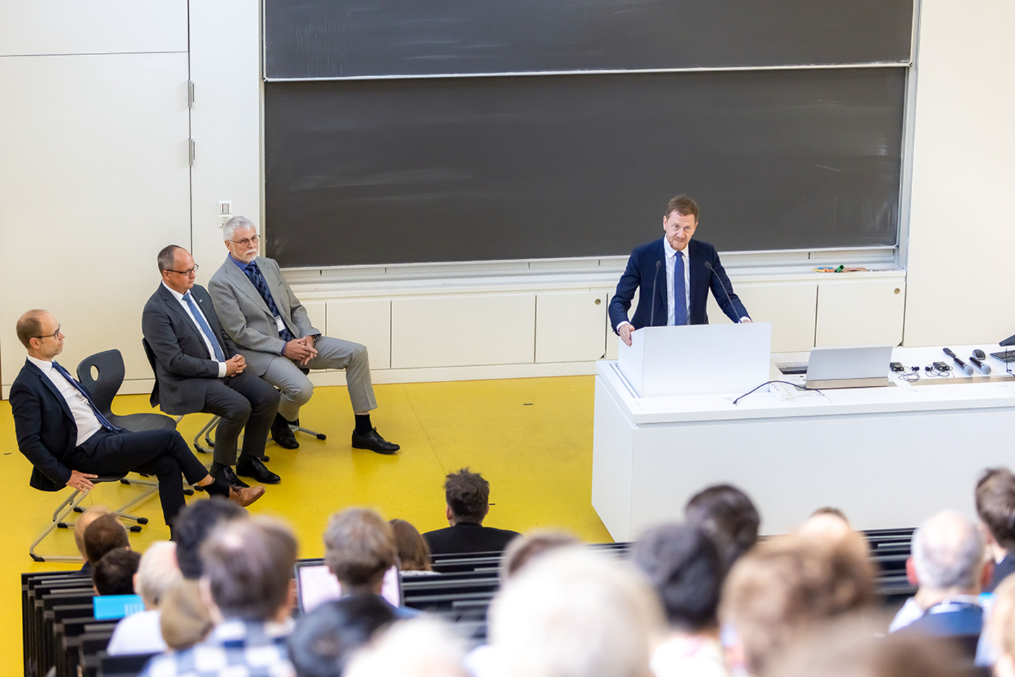 Blick von oben nach unten im Hörsaal bei Rede von Ministerpräsident Kretschmer während 3D-Druck Forum 2023