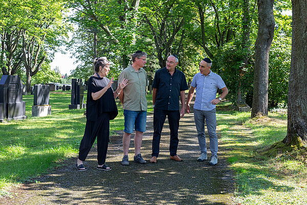 Neuer Israelitischer Friedhof Eta Zachäus, Steffen Held, Prof. Ronald Scherzer-Heidenberger und Prof. Ralf Thiele laufen gemeinsam über den Neuen Israelitischen Friedhof.