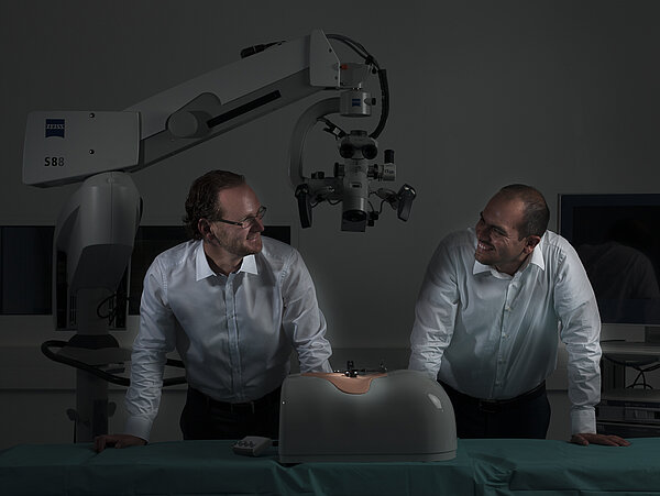 Die Gründer von Real Surgical Training Technologies Professor Werner Korb und Dr. Luis Bernal im Trainings-Operationssaal der HTWK Leipzig.