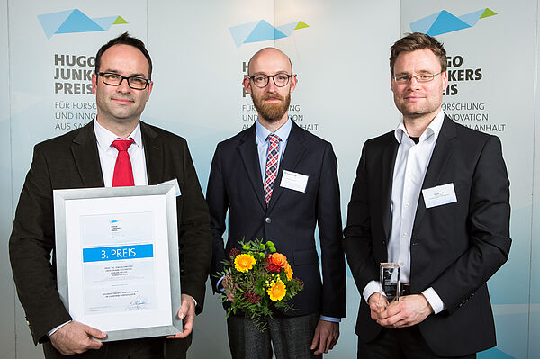 Von links nach rechts: Professor Jens Schneider (Fraunhofer CSP & HTWK Leipzig), Sebastian Schindler (Fraunhofer CSP), Stefan Huth (HTWK Leipzig)