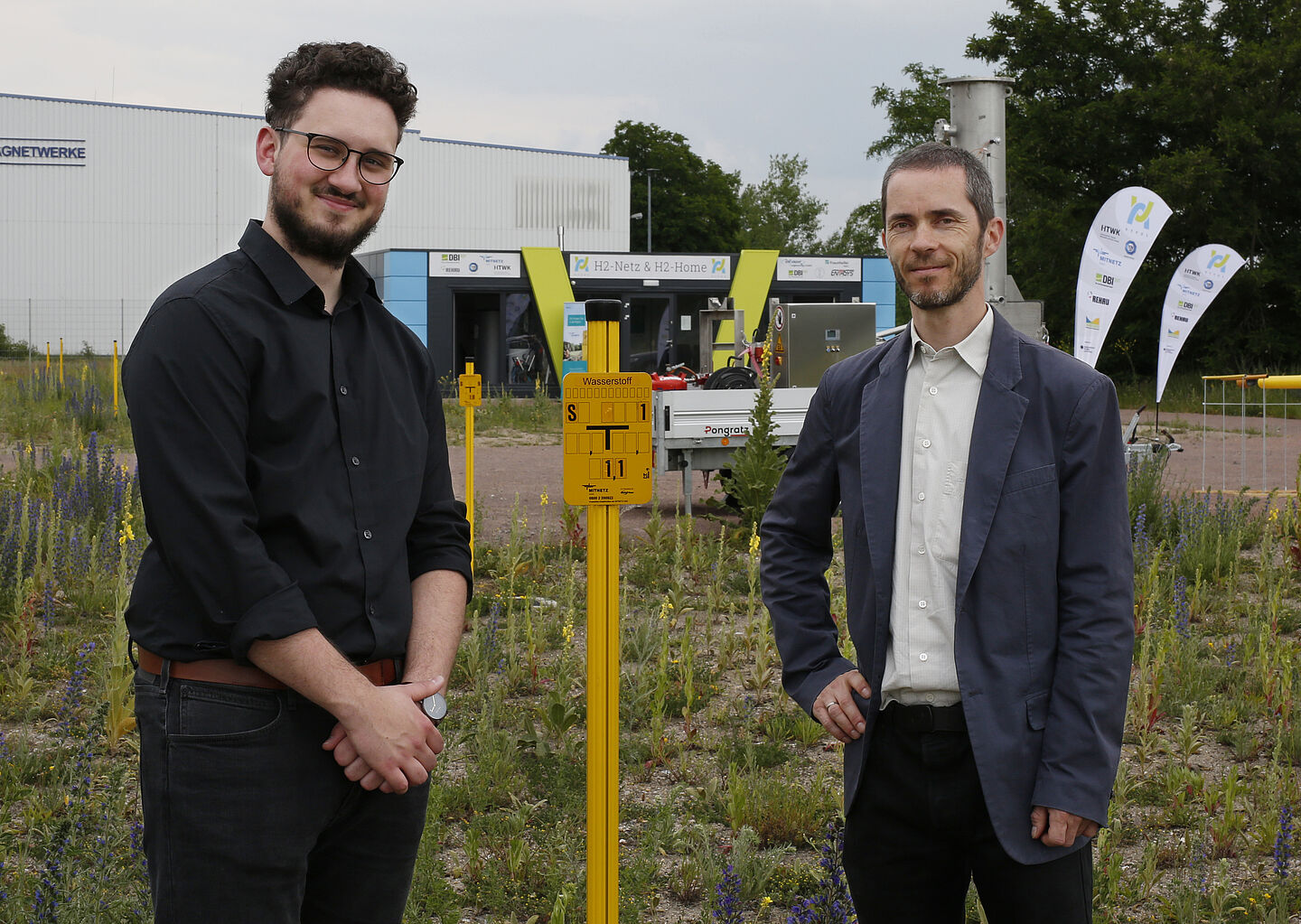 Forschung im Wasserstoffdorf: Robin Pischko, wissenschaftlicher Mitarbeiter an der Fakultät Ingenieurwissenschaften und Prof. Dr. Robert Huhn, Professor für Gas- und Wärmenetze (Bild: HTWK Leipzig)