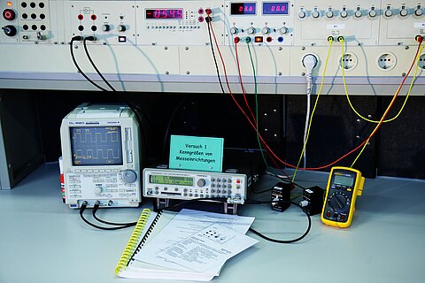 Diverse Messgeräte und Monitore im Labor