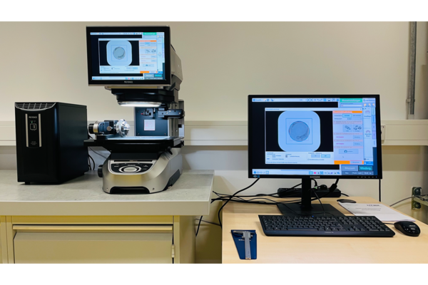 Workstation with two monitors and a display of measurement data
