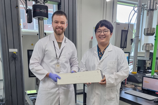 Forschungsaufenthalt beim KIST in Jeonbuk (Südkorea): Philipp Johst (HTWK Leipzig) und Dr. Wonjin Na (KIST) bei Ihren Experimenten zum Rotorblatt-Recycling