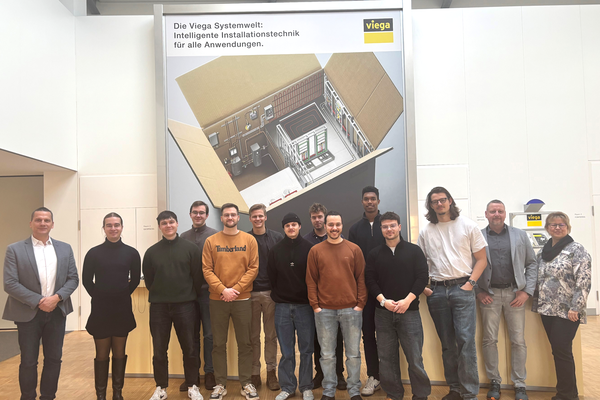 Gruppenfoto vor einem Bild mit Viega-Logo