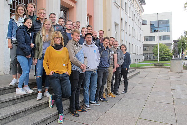 Urte Graba (vorn) mit einigen Vorkurs-Tutorinnen und -Tutoren im Herbst 2019 (Foto: Anja Landmann)