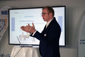 Prof. Schönfelder ein Mann spricht und gestikuliert