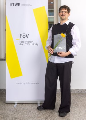 Leo Dinkelacker Mann vor Plakat
