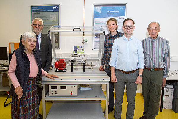 Besuch der Vorsitzenden der Elstatik-Stiftung Sylvia und Günter Lüttgens zusammen mit dem Stiftungsgutachter Wolfgang Schubert an der HTWK Leipzig. Dort präsentierten Professor Mathias Rudolph und seine Mitarbeiter die Ergebnisse eines durch die Stiftung geförderten Forschungsprojektes.