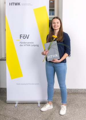 Hannah Liebscher Frau vor Plakat