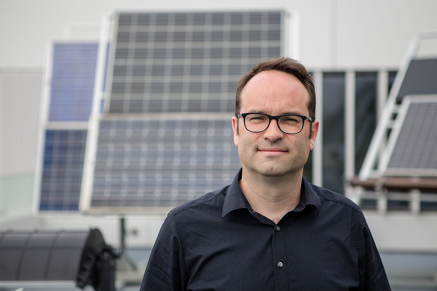 Mann vor Solarmodulen