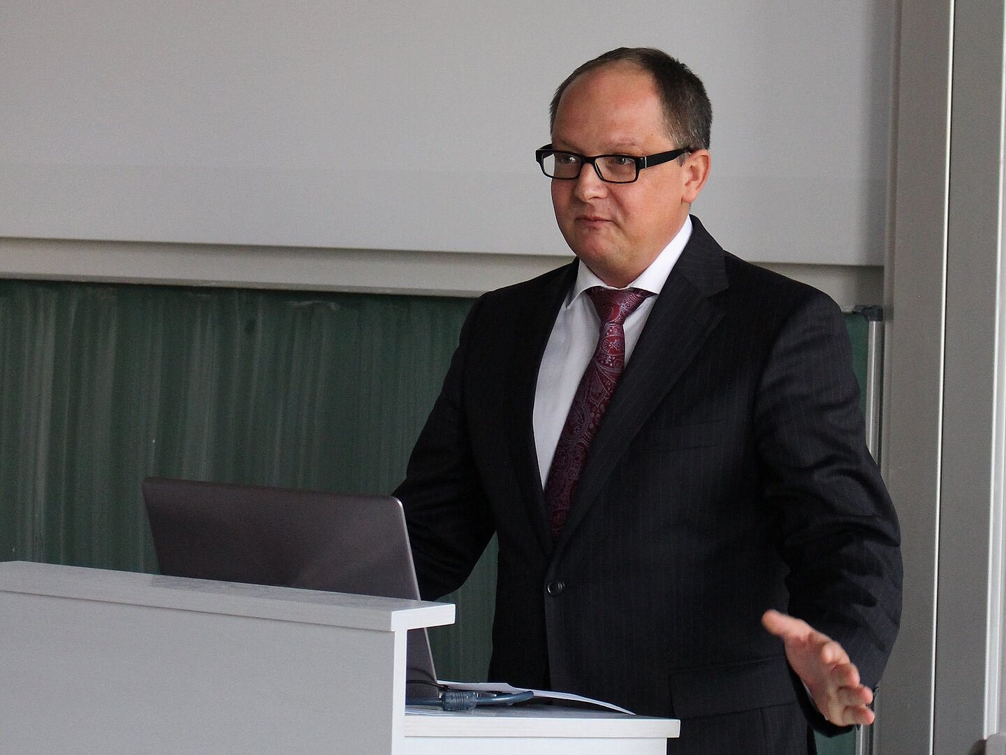 Der Rektor der HTWK, Prof. Mark Mietzner Rektor spricht am Rednerpult.