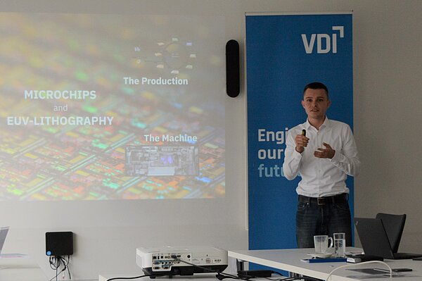 Student hält eine Präsentation