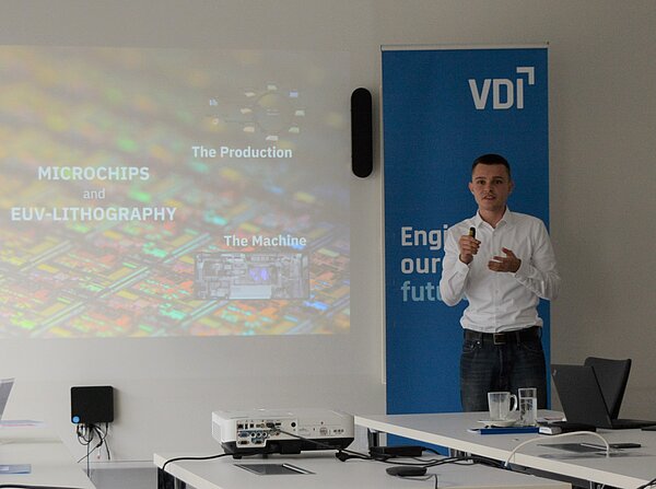 Gewinnervortrag von Oscar Barthel (Foto: VDI) Student hält eine Präsentation