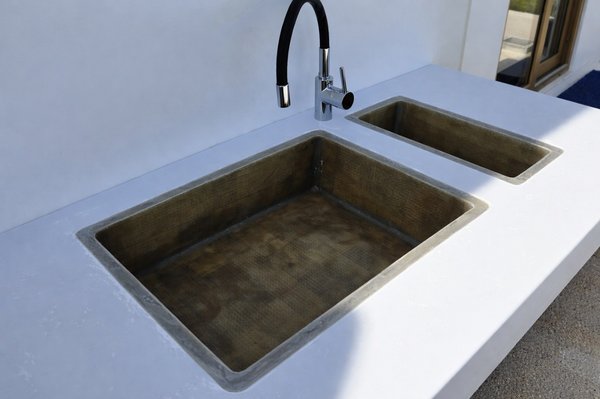 Küchenmodul mit Spüle aus grauem recyceltem Rotorblatt Im Außenbereich des Tiny House Rocca