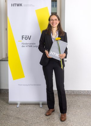 Josepha Eliane Kahnt Frau vor Plakat