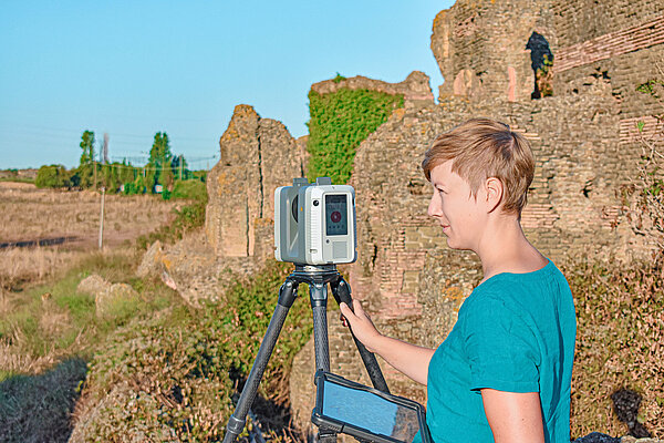 3D-Aufnahmen Rom Vor der Villenruine in Rom steht Ilka Viehmann am Laserscanner