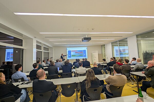 area.L_FING_2025 Gruppe von Menschen in Seminarraum hört Vortrag zu