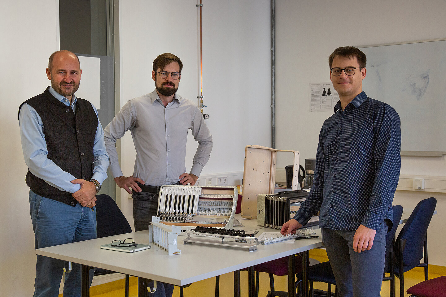 Digitalisieren bis zu 3.000 Einzelteile der Akkordeons: Prof. Johannes Zentner, Max Böhme und Leo Moritz Neubert (v. l.) (Bild: Maximilian Johnson / HTWK Leipzig)