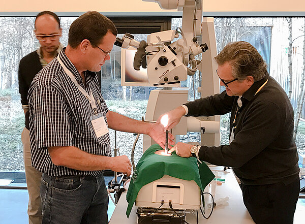 Chirurgisches Training in Davos Kursleiter Professor Roger Härtl übt mit dem Teilnehmer Marius du Preez am Simulationssystem RealSpine..