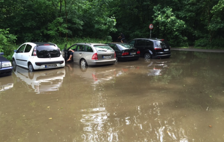 Nach Starkregen in Leipzig Ein überfluteter Parkplatz
