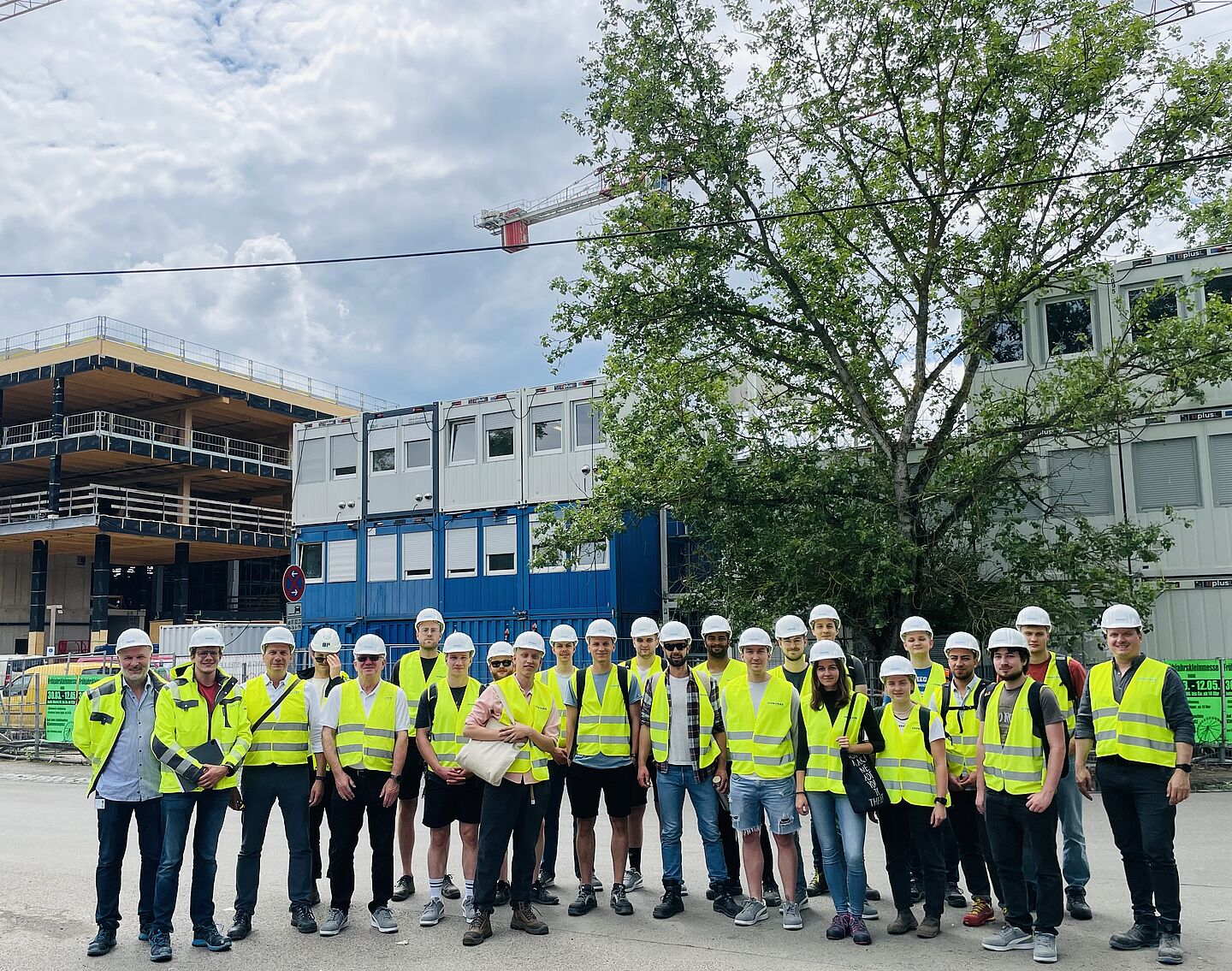 Foto der Seminargruppe und des Teams von Innotech mit Helmen und leuchtender Baustellenbekleidung vor der RB Baustelle in Leipzig