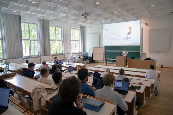 Workshop Smart Models Im Hörsaal sitzen die Teilnehmenden, vorn referiert ein Professor
