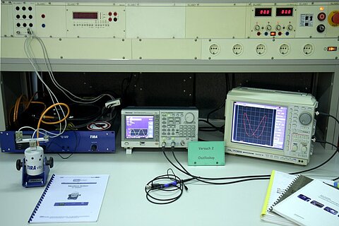 Diverse Messgeräte und Monitore im Labor