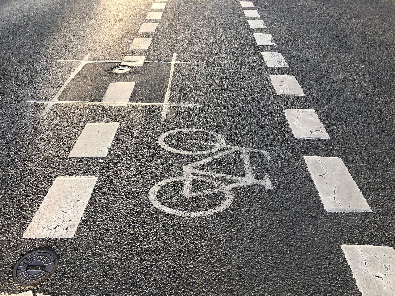 Radfahrstreifen mit Radsymbol auf Straße