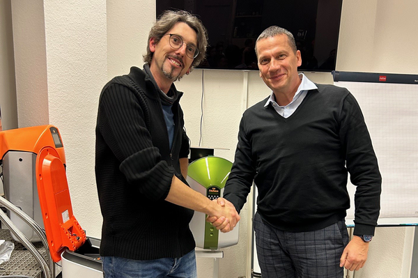 Herr Albrecht von Judo schüttelt Prof. Guzek von der HTWK Leipzig die Hand