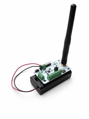 Nahaufnahme eines Senders mit Antenne