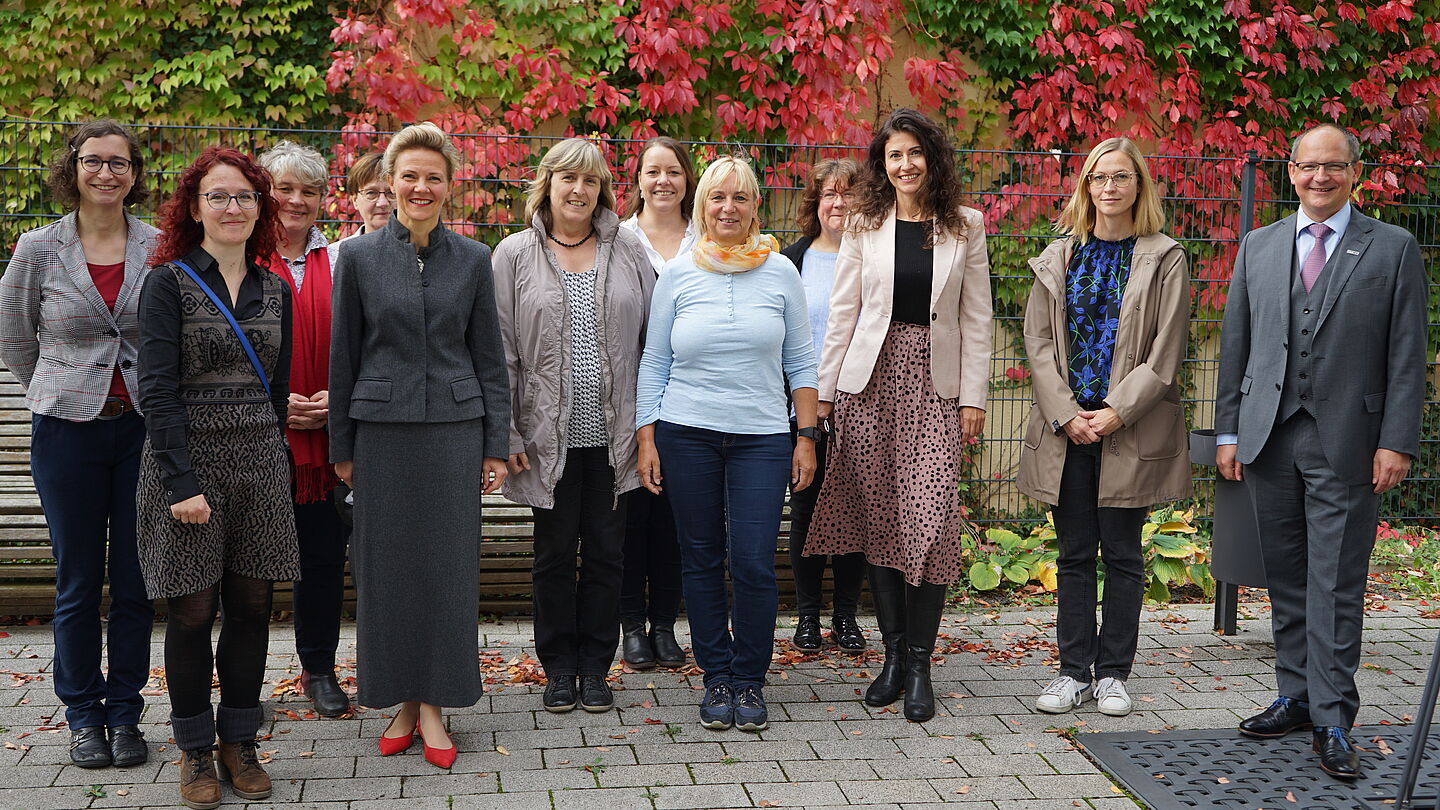 Gruppenbild mit 12 Personen