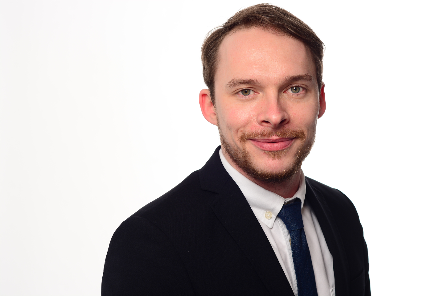 Portraitfoto - bei Verlinkung führt Link zur Mitarbeiterwebsite