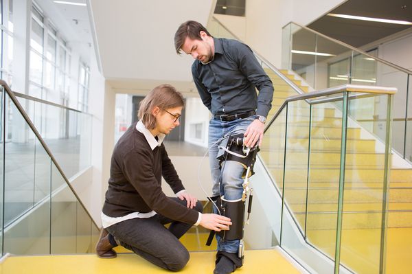 Projektbild Exoskelett Treppensteigen