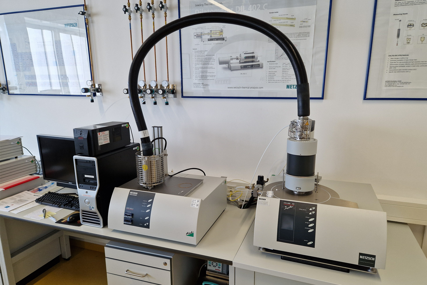 Foto einer Versuchsanlage mit Schlauch und Messgeräten