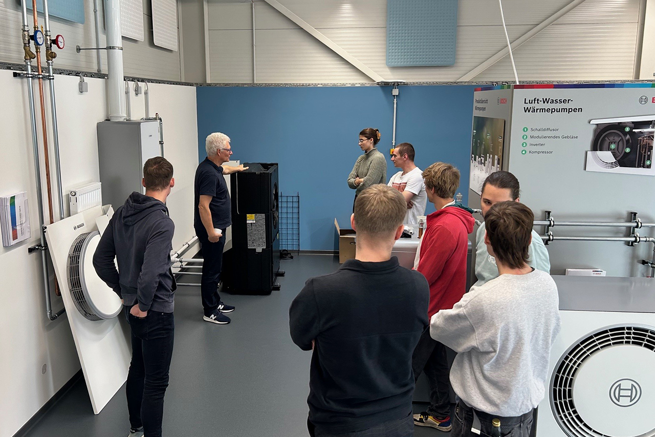 Foto mit Studierenden der Fakultät ING im Schulungszentrum von Bosch Junkers in Chemnitz