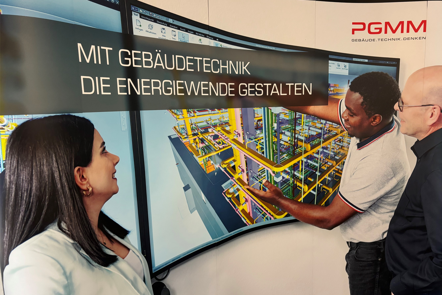 Poster der Firma PGMM, Personen schauen auf eine Fabrik