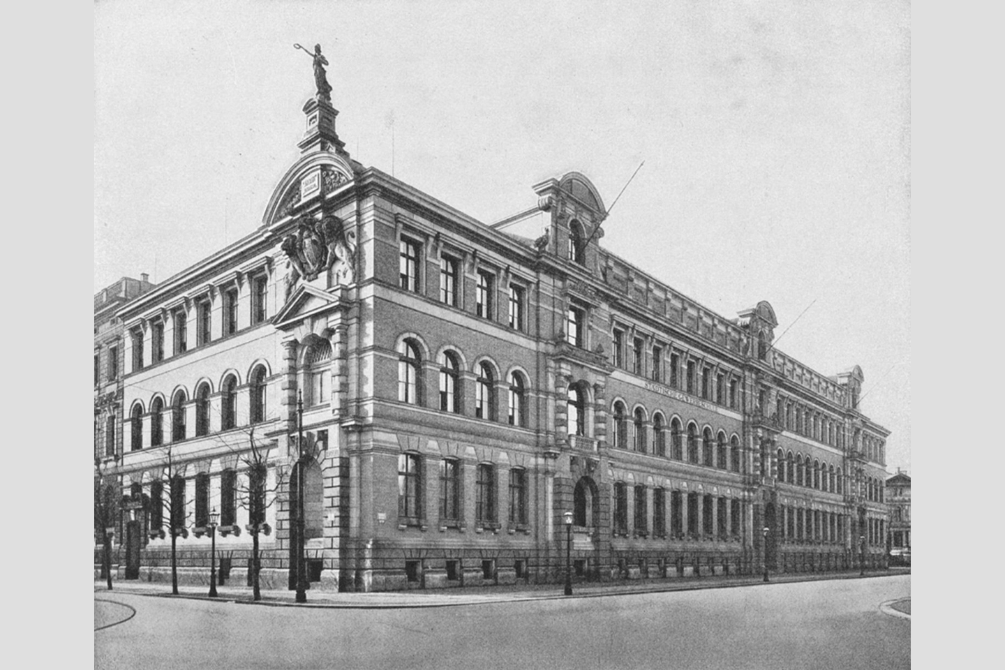 schwarz weiß Aufnahme des historischen Gebäudes