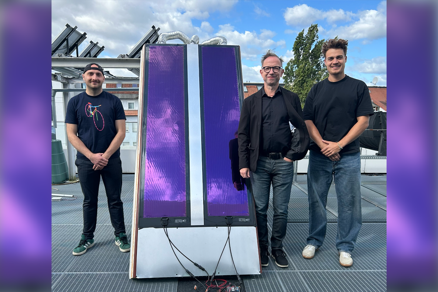 Gruppenfoto, in der Mitte befindet sich lilafarbenes langes Solarmodul-Prototyp/Verlinkung führt zur Projektwebsite