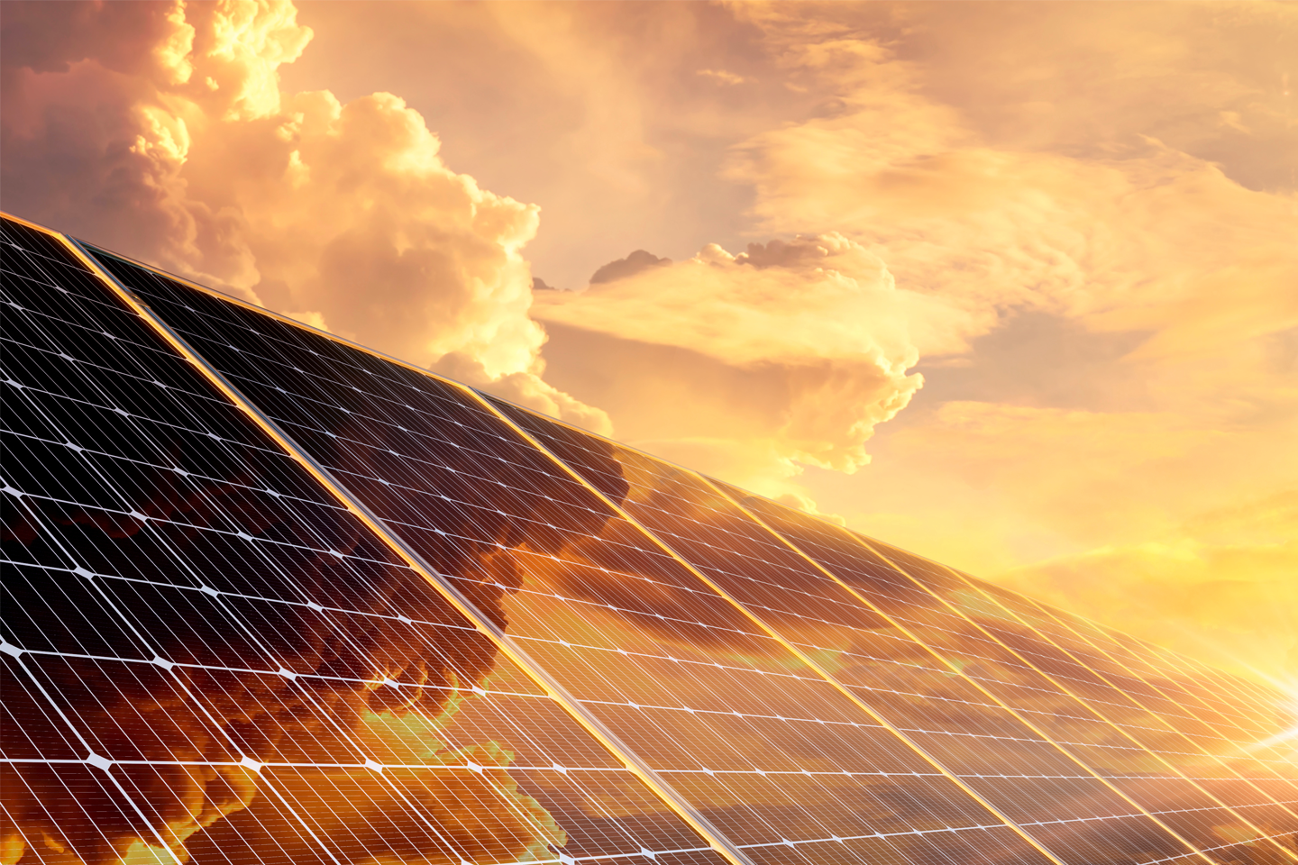 Solarzellen, Wolken spiegeln sich auf Oberfläche bei Sonnenuntergang/Verlinkung führt zur Projektwebsite