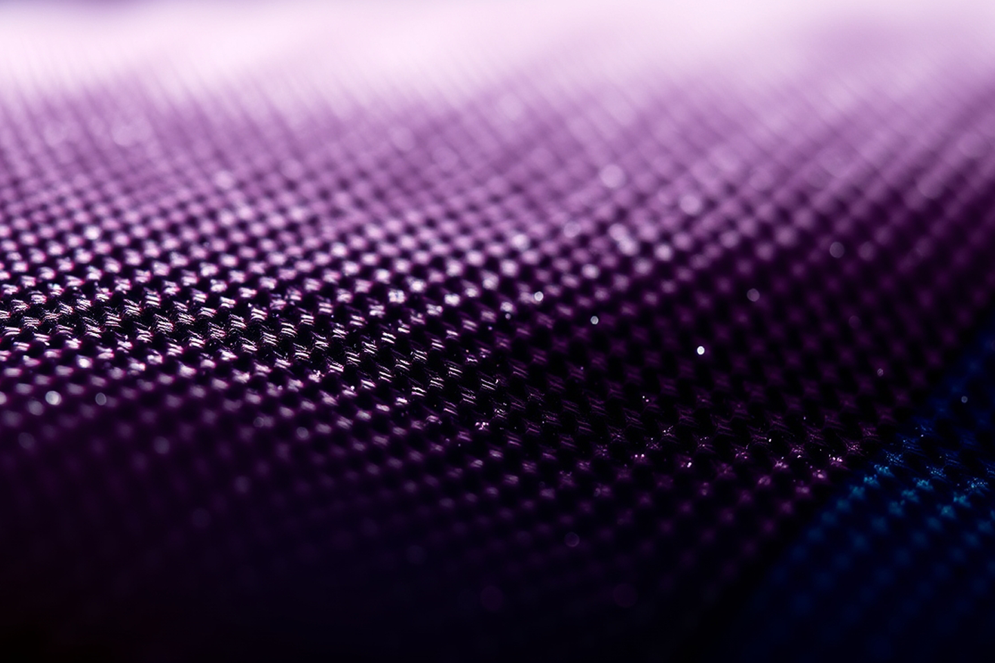 KI-generiertes Bild, kleine wagenartige Oberfläche zur Darstellung von Faserverbundmaterial, lilafarben, ähnlich Schlangenhaut/bei Verlinkung führt Link auf Projektwebsite