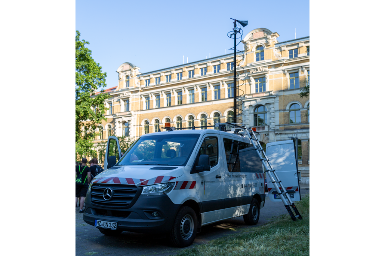 Ein Messfahrzeug der Bundesnetzagentur sucht vor dem Wienerbau mittels Peilantenne nach einer elektromagnetischen Unverträglichkeit