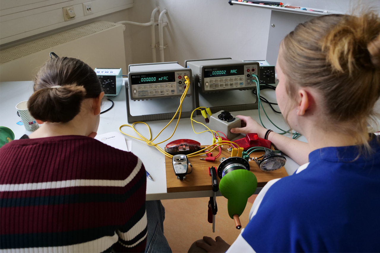 ExperiWatt 2024: Zwei Schülerinnen vor Messgerät beim FitForFuture Experiment an der Fakultät Ingenieurwissenschaften HTWK Leipzig