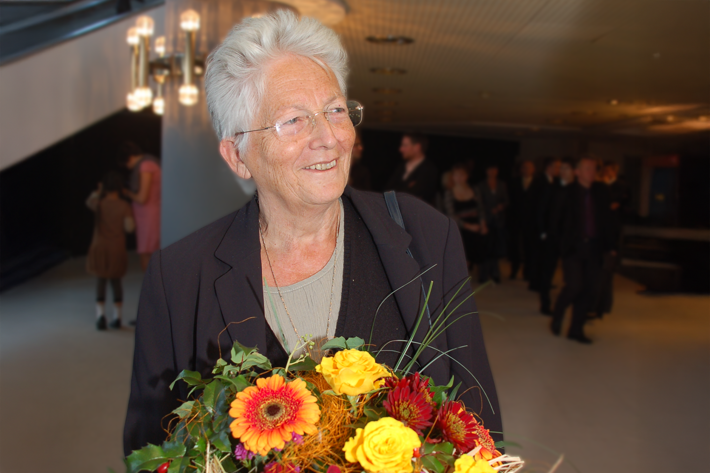 Portraitfoto mit Blumenstrauss