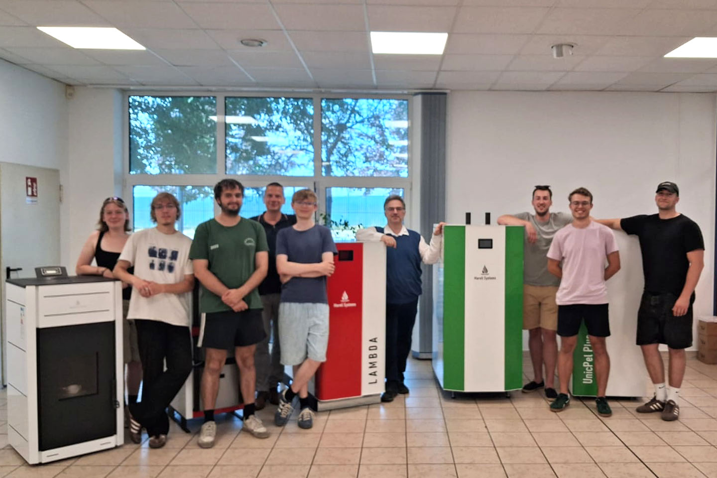 Gruppenfoto in einem Raum mit verschiedenen Wärmepumpensystemen
