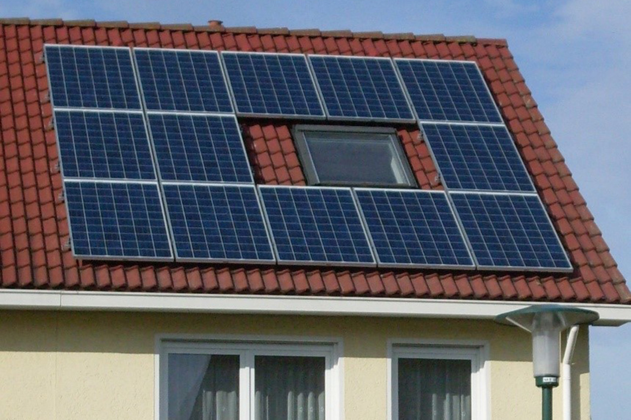 Solarpanels auf einem zweistöckigen Haus