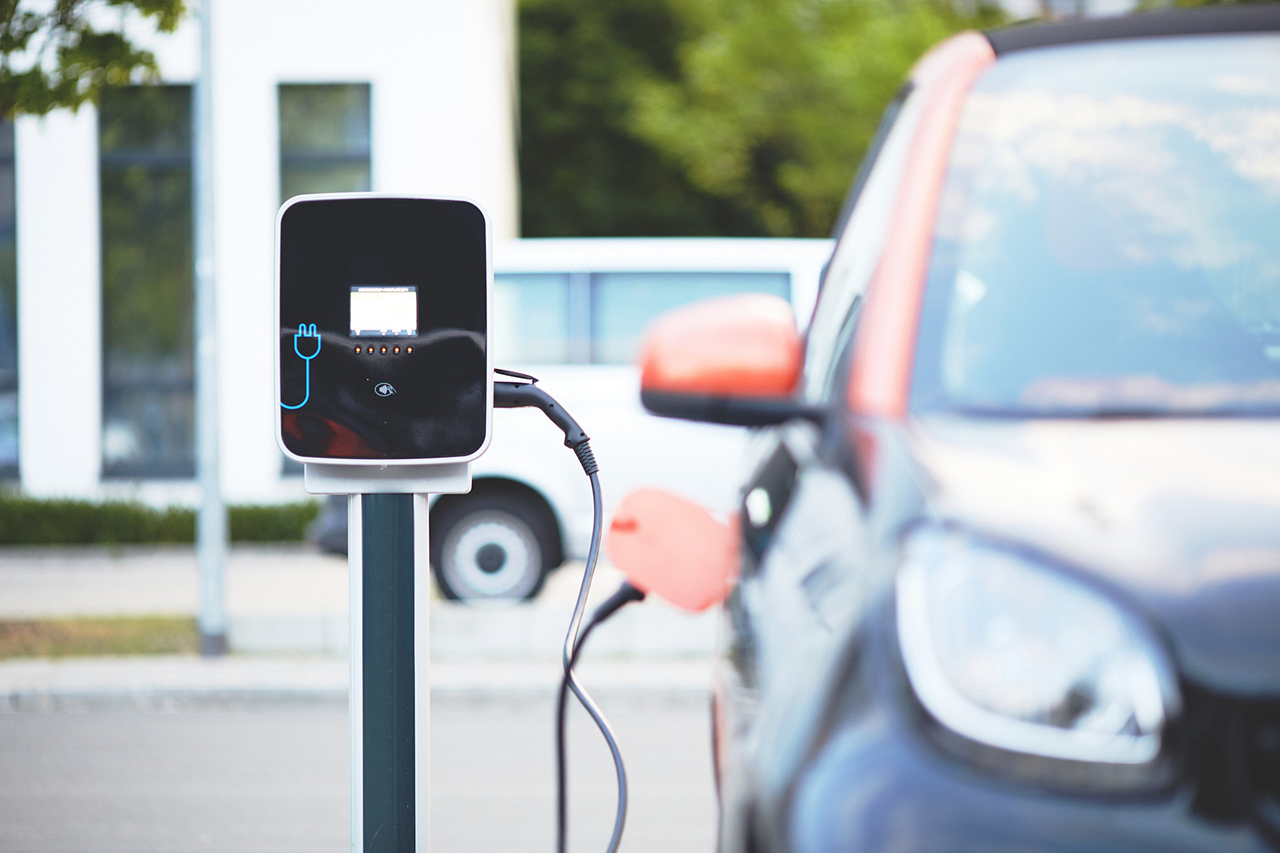 Charging station for electric cars, close-up/link leads to news item